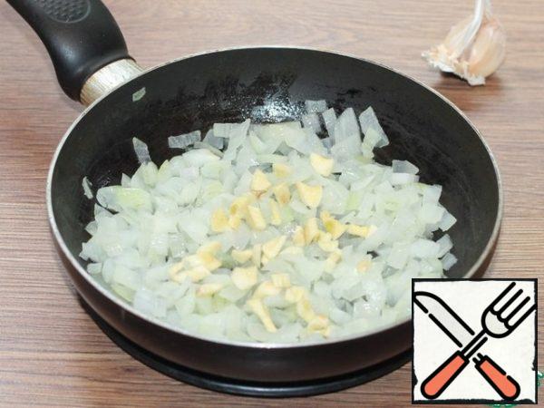 Add the minced garlic to the fried onion, stir and fry for 1 minute.