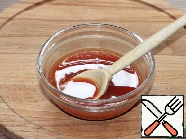In 100 ml of warm boiled water, stir the ketchup.