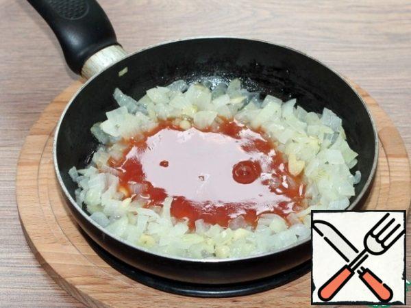 Pour the tomato sauce over the fried onions and garlic and mix.