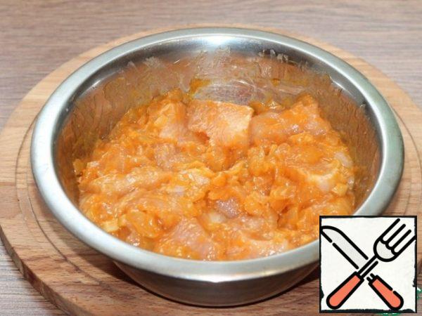 Cut pieces of meat pour the prepared sauce and mix. Put a bowl of shish kebab to marinate for 6-8 hours in the refrigerator.