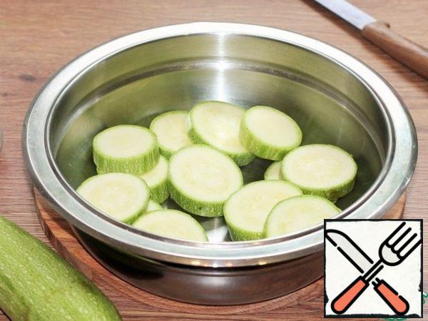 Small zucchini cut into circles, sprinkle with salt and mix. Remove the bowl of zucchini to the side. After an hour, wash off the salt from the zucchini with running water. After salting, the circles become slightly plastic.
