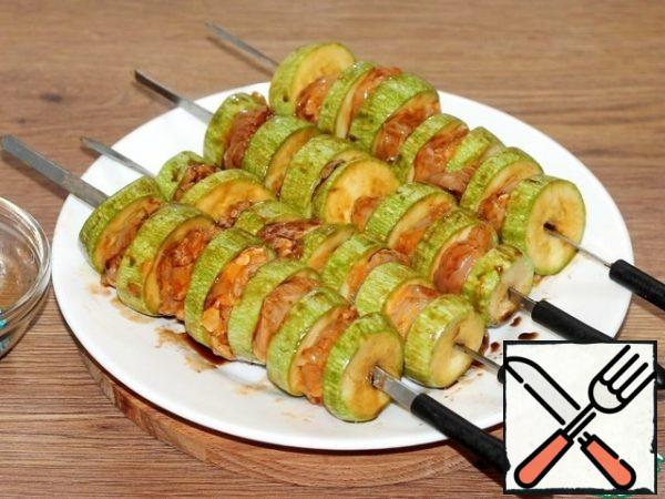 Marinated shish kebab is put on a skewer, alternating with zucchini. It turned out 4 servings of shish kebab.
Mix soy sauce with vegetable oil (1:2) and grease the shish kebab. It is recommended to fry such a shish kebab on hot coals, in an electric grill or bake in an oven until ready.