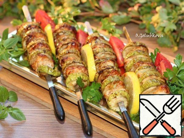 To make the shish kebab juicy during the frying process, the meat is periodically greased. The best lubricant for shish kebab is marinade (without onions). The marinade already contains all the necessary juices and will give the meat the desired flavor and taste. I cooked the kebab for 30 minutes. The readiness of the shish kebab can be determined by the zucchini, pierce the skin with a wooden toothpick. It goes well, so it's ready!