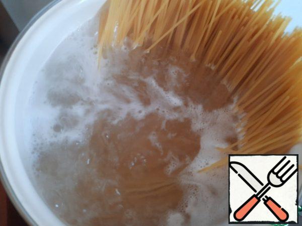 Boil the spaghetti in plenty of water. Add salt to the water at the moment of boiling, then cook for 5-7 minutes. Try the spaghetti, if it is too hard, leave it under the lid for another 2-3 minutes. It is desirable that they remain Al dente.