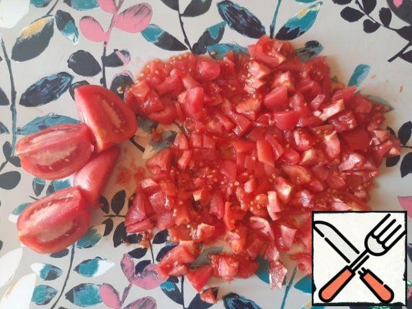 Slice the tomatoes crosswise, as in the photo. Scald them with boiling water and peel them. Chop the tomatoes.