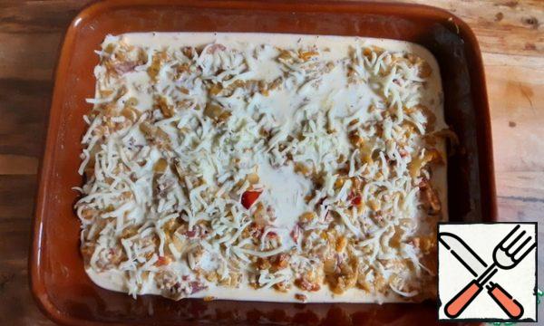 Put the remaining 3 leaves, the last part of the cabbage, pour the sauce and sprinkle with the remaining cheese.
Bake in a preheated 200 ° oven for 30 - 35 minutes until browned.
Orient yourself on your oven, if quickly blush, cover with foil.
