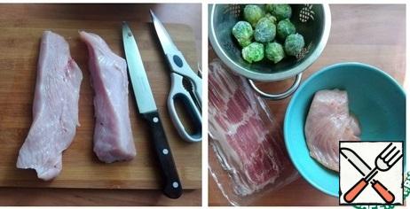 I will use Turkey fillet in the recipe. I'll take 250g. RUB the piece with salt and pepper, pour oil, coat. Marinate the Turkey is not necessary, the meat is fresh. Wooden skewers should be soaked in water. For rolls, we take Brussels sprouts. I have frozen.