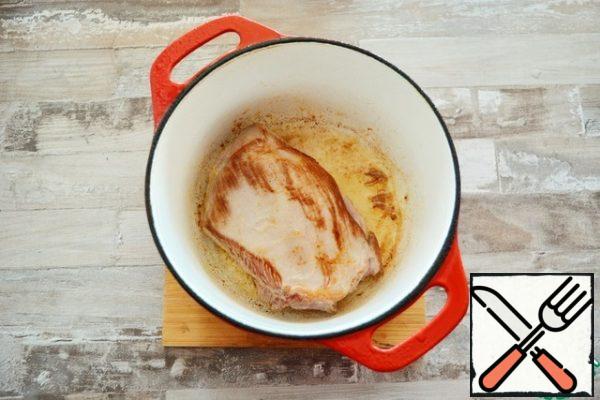 In a thick-walled pan, heat the oil and fry a piece of Turkey on all sides. Add the chopped onion, garlic, tomatoes, salt, sugar, smoked paprika and Cajun spice mixture to the Turkey.
Tomatoes can be replaced with tomatoes in their own juice or ready-made tomato sauce, ketchup.

A little about spices. Cajun (or Creole) spice mix is very popular in the American South, especially in Louisiana. Its composition is very variable and can vary from 5 to 12 ingredients.

Here are two examples of the composition of this seasoning:

First option (5 spices):
1 tsp - paprika
1 tsp - dry garlic
1 tsp - salt
3/4 tsp - hot pepper
1/2 tsp - black pepper


The second option (8 spices), which is used in the recipe:
2 tsp - paprika
2 tsp - dry garlic
1 tsp - salt
1 tsp - black pepper
1 tsp - dry onion
1 tsp - Cayenne pepper
1 tsp - oregano
1 tsp - thyme