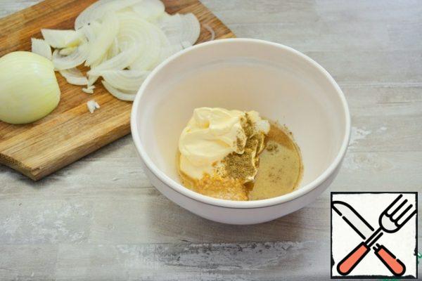 Thinly slice a large onion into rings or half-rings.
For the marinade, combine mayonnaise, mustard, salt, vinegar, pepper and water.
Lightly wash the onion with your hands and add to the marinade, mix
