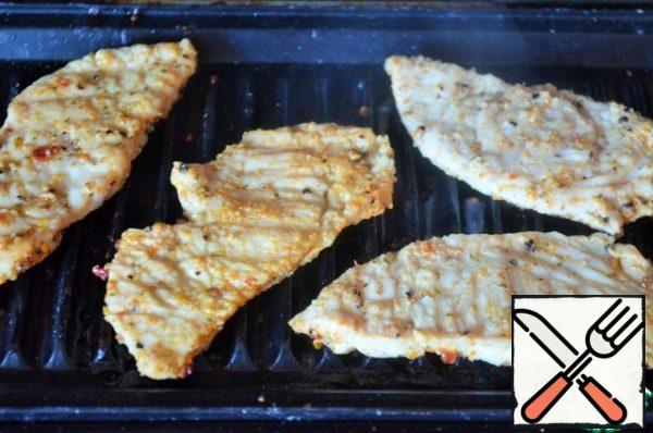 Grease Turkey slices with vegetable oil and cook on the grill,
5 minutes, the Turkey is cooked quickly, do not over-dry.