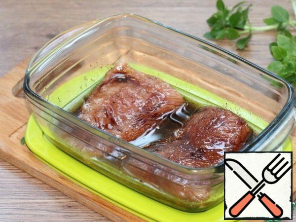 Put the steaks in a bowl and pour the resulting marinade.
