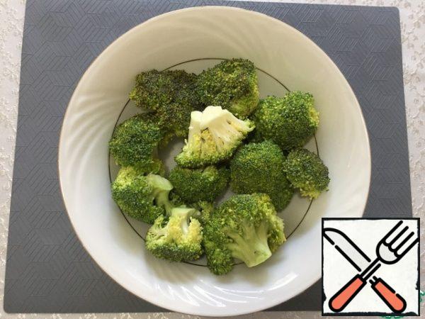 First of all, wash the broccoli and divide it into inflorescences.
