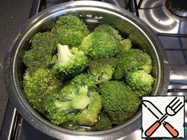 Fill the broccoli with boiling water and put it on the fire. After boiling, cook for 3-4 minutes.