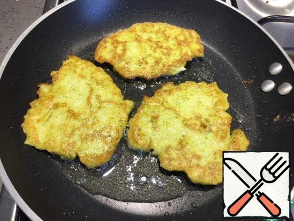 Fry for 3-4 minutes on each side. Spread the finished pancakes on a paper towel to drain the oil.