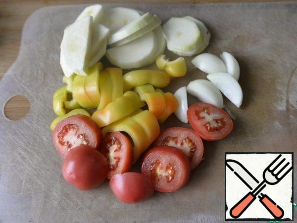 Brush the vegetables with oil and fry them in a grill pan or grill.