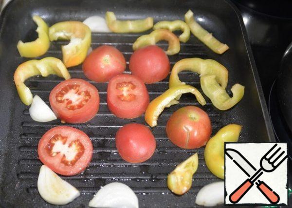 In hot vegetables squeeze out garlic, pour soy sauce, vinegar (or lemon juice), put a ground mixture of peppers and salt. We don't add any more oil.