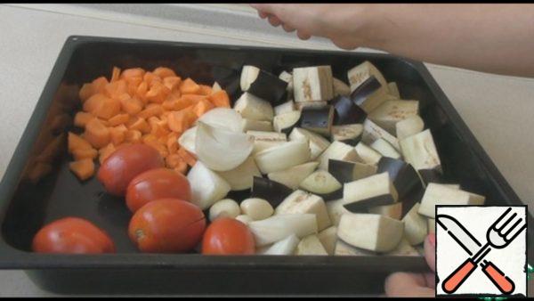 Vegetables are washed, cleaned and cut into random pieces, only cut the carrots smaller, as it takes the most time to bake. I made an incision on the tomatoes so they wouldn't burst. Salt everything, sprinkle with your favorite spices, I took Italian herbs, sprinkle with vegetable oil, mix. Bake at 180 degrees for about 40-50 minutes until all the vegetables are ready.