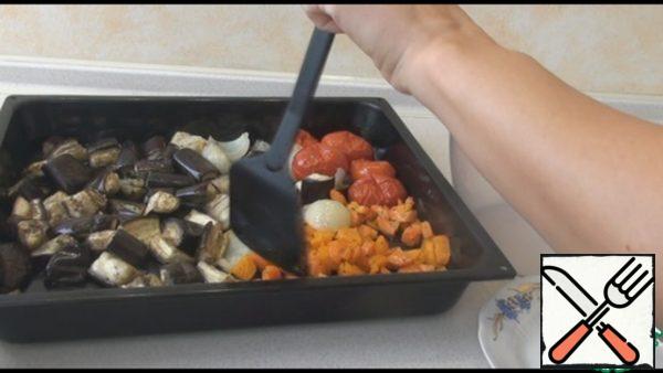 Put the finished vegetables in a bowl and peel the tomatoes. Eggplants can be cleaned immediately before baking, you can now remove the skin, or you can leave it as it is, to your taste. If you do not like pureed caviar, you can leave everything like this or chop it up a little, fill it up and serve it on the table. I did this for my husband, baked the same second portion, and ate it with pleasure.