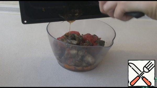 Broth, which was formed during baking, is also added to the bowl, it is very tasty!
