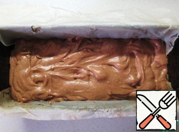 Put the dough in a cake pan (size: width. 11 cm, height. 7 cm, length. 25 cm, cover the form with parchment, lightly grease with vegetable oil). Send to bake in a preheated 180 degree oven for 40-45 minutes (check readiness with a wooden skewer and focus on the features of your oven). Remove the finished cake from the oven and allow to cool.