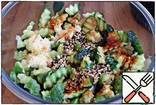 Further, it is even simpler - we take a container in which we will marinate, put cucumbers there, sprinkle with fried sesame seeds on top, add three or four chopped garlic cloves, add chili to taste, then soy sauce and pour in odorless hot vegetable oil.
