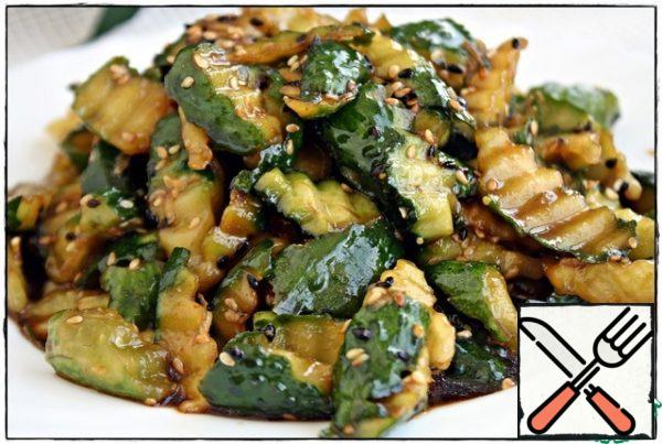 Mix everything well, taste it, correct it if necessary, and leave it for fifteen minutes at room temperature.  If you like crunchy cucumbers, then this time is quite enough, if softer and more pickled, then you can leave it in the refrigerator overnight.