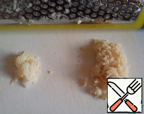 Grate garlic and ginger on a fine grater, add to vegetables.