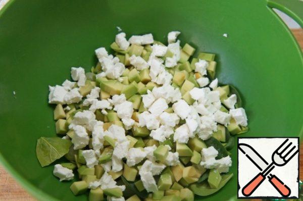 Peel the avocado, remove the stone, cut the pulp into small cubes. Add to the salad.