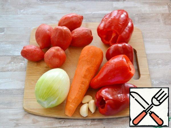 I did not weigh the vegetables, the amount can be seen in the photo. The amount of vegetables by weight should be approximately equal to the weight of beef.

Wash, peel and chop the vegetables with a blender or meat grinder. It is very profitable to use substandard vegetables in this dish.