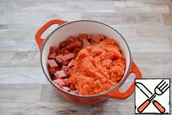 Cut the beef into small pieces, put it in a thick-walled pan or cauldron, add the chopped vegetables, salt and sugar.