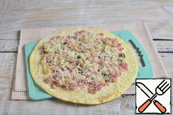 Put half of the mashed banana on the minced meat and sprinkle with grated cheese again.