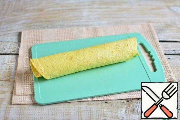 Wrap the tortilla tightly in a roll.
You can already fry on the grill, I rolled 2 of these rolls, one of them just cut in half.