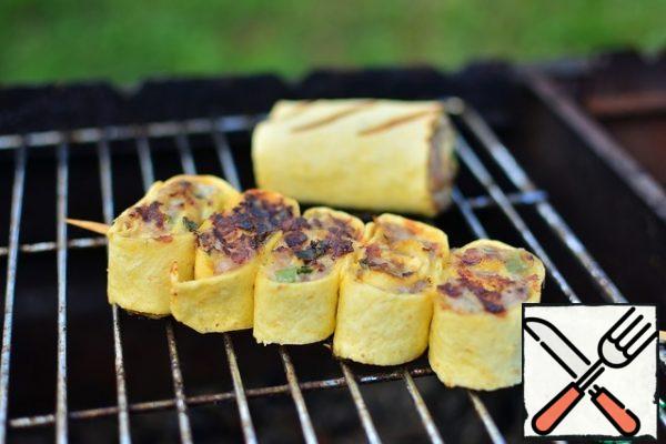 Fry on the grill over the coals, turning until tender, 8 minutes. Serve with vegetables, herbs or sauce.