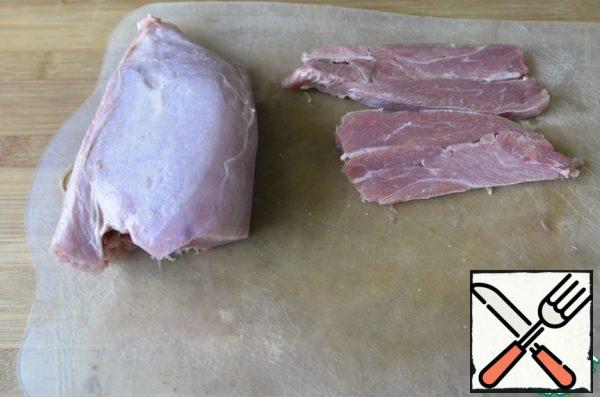 To prepare a salad, you can use fillets of any part of the turkey, I have the shins. Cut the fillets across the fibers about 2 cm thick.