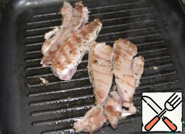 Fry the fillets on both sides on the grill or grill pan for about 12 minutes.