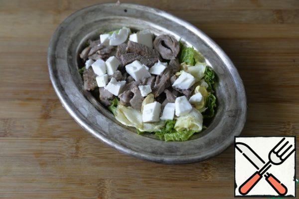 Place the warm zucchini and turkey on top of the lettuce leaves. We put pieces of cheese on them. Put it on warm zucchini and turkey, so that the feta cheese begins to melt and the structure becomes homogeneous. Lightly sprinkle the salad with oil and sprinkle with sesame seeds.
Serve the salad immediately warm.