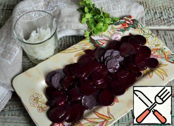Cut the beets into easy-to-eat pieces, put them on a serving dish, and pour 1 tablespoon of olive oil over them.