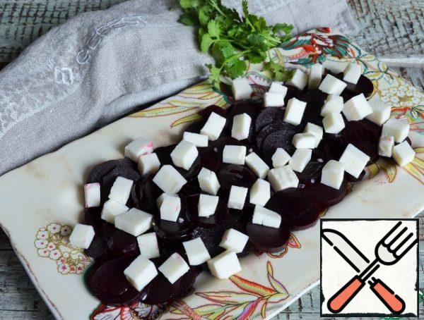 Cut the cheese and put it on the beetroot.