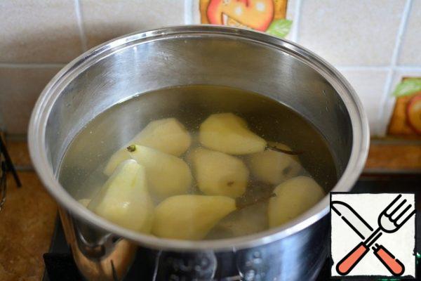 Peel the pears and put them in a prepared saucepan with water and lemon juice.
Put on fire and cook after boiling for 15 minutes.