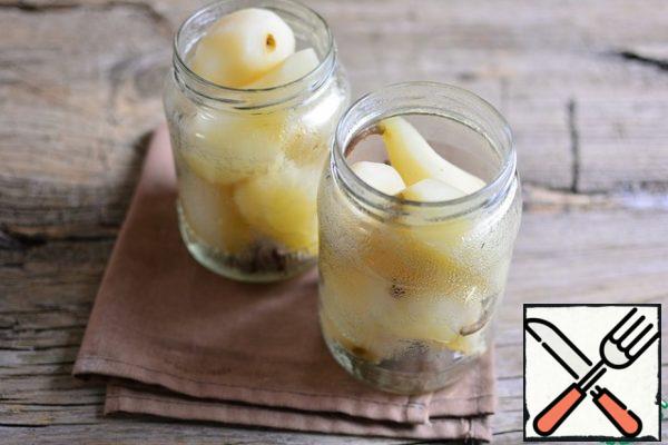 Put the Bay leaves, cloves, pepper, and star anise in clean jars.
Put the pears in jars.