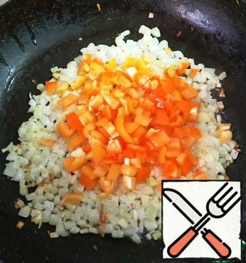 Add finely chopped sweet pepper. Fry everything together until the pepper is soft.
