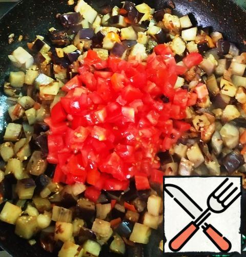 Add tomatoes to the pan with the vegetables and simmer all together for 8-10 minutes, do not forget to mix.