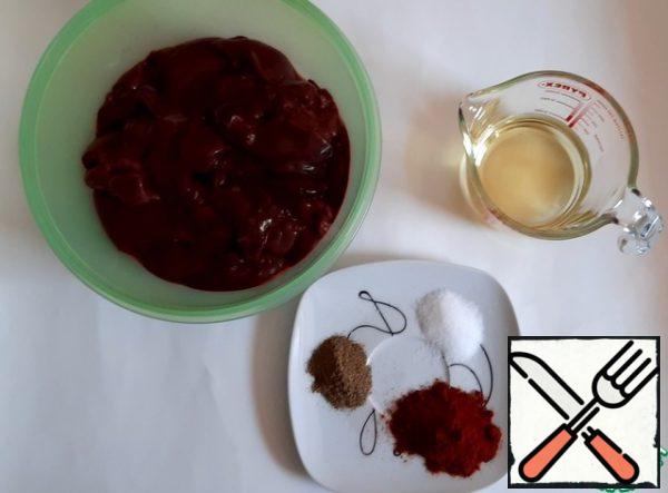 Prepare the ingredients, they are the simplest: salt, pepper, red paprika and vegetable oil, and of course the liver.