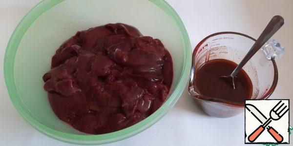 Rinse the liver well, cut off all the veins.
Add 1 teaspoon of salt, 1 teaspoon of black pepper and 2 teaspoon of red paprika to vegetable oil.