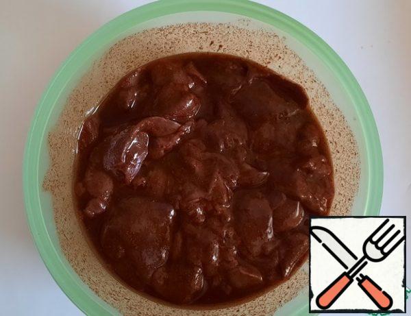 Add the marinade to the liver and refrigerate for half an hour.