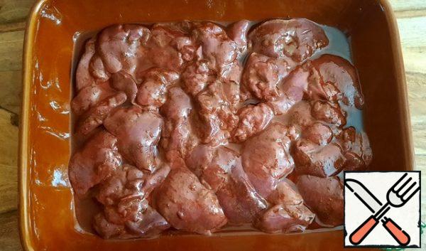Distribute the liver in shape.  It is better to cook in a large form so that the liver does not lie on top of each other.  Send to preheated oven at 180 degrees with convection for 20 - 22 minutes.  I checked after 20 minutes and left it on for another 2 minutes.  Walk around in your oven, but you don't need to keep it for more than 25 minutes, otherwise the liver will turn out to be dry.