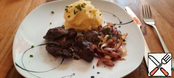 I served with mashed potatoes and fried onions.
The liver is very tender!