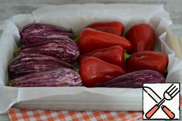 Grease eggplants (5 small peppers) and bell peppers (6 small peppers) with olive oil and chop in several places with a fork.  Place vegetables in a baking dish.  It is better to cover the form with parchment.  (so as not to wash it after cooking)
The weight of the raw ingredients is shown.