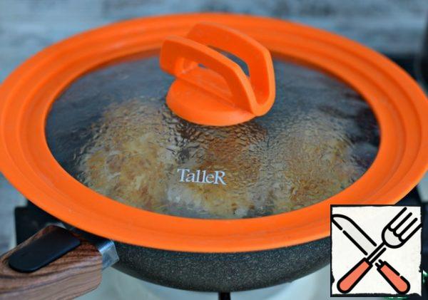 Reduce heat to low, cover skillet and cook fillets for ten minutes.  Remove the pan from the heat and leave the chicken in the pan until it cools completely.  Then transfer the fillet to a storage container, pour over the separated broth.  Chicken breasts prepared in this way are very juicy.  Stored in the refrigerator for three days.