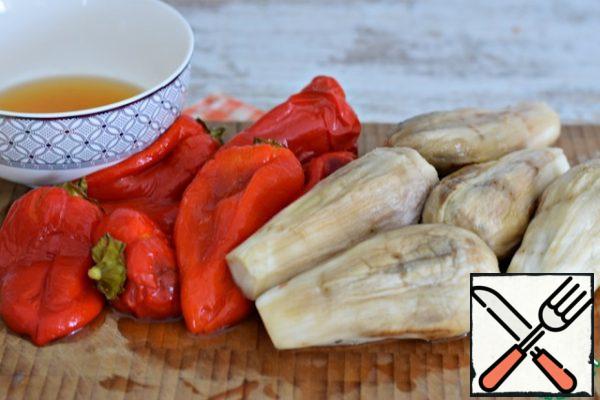 Peel the cooled vegetables.  (This is done very simply!) Remove the core from the pepper.
Pour the vegetable juice that formed in the bags during the cooling of the eggplants and peppers into a cup.  On its basis, a dressing for the dish will be prepared.